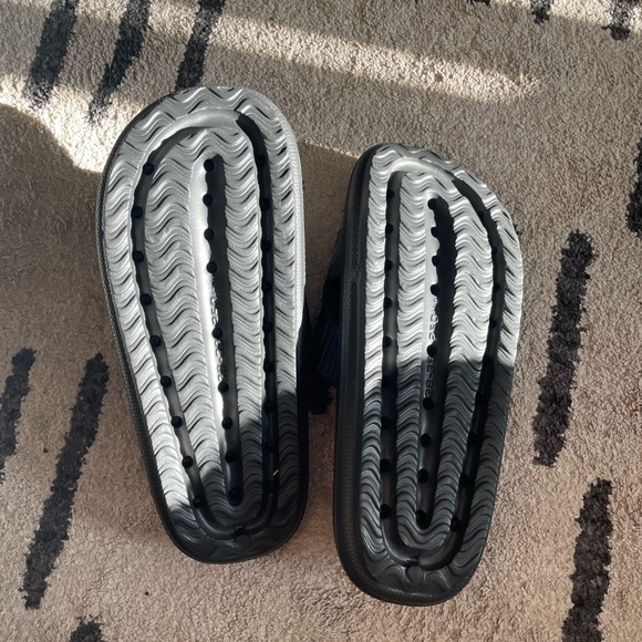 New with bag/never worn Cloudies sandals black size 8 - Picture 5 of 6